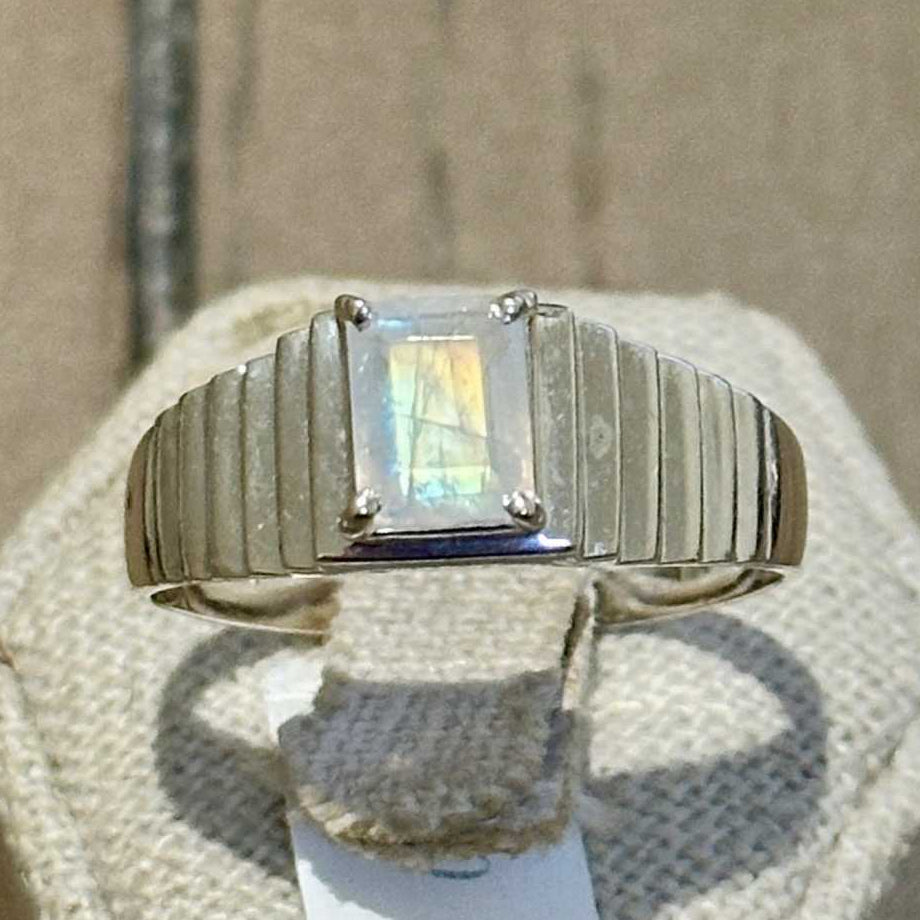 Anillo tipo banda con piedra lunar arcoíris y estrías tipo baguette – Plata de ley – Talla 14