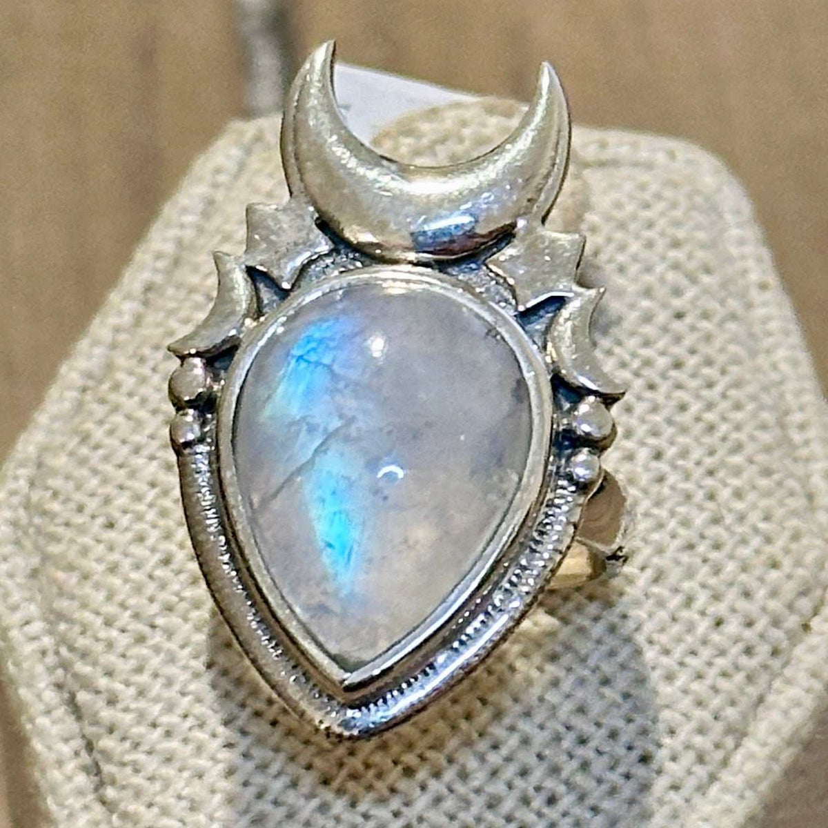 Anillo Lunar-Shield de piedra lunar arcoíris – Plata de ley – Talla 7