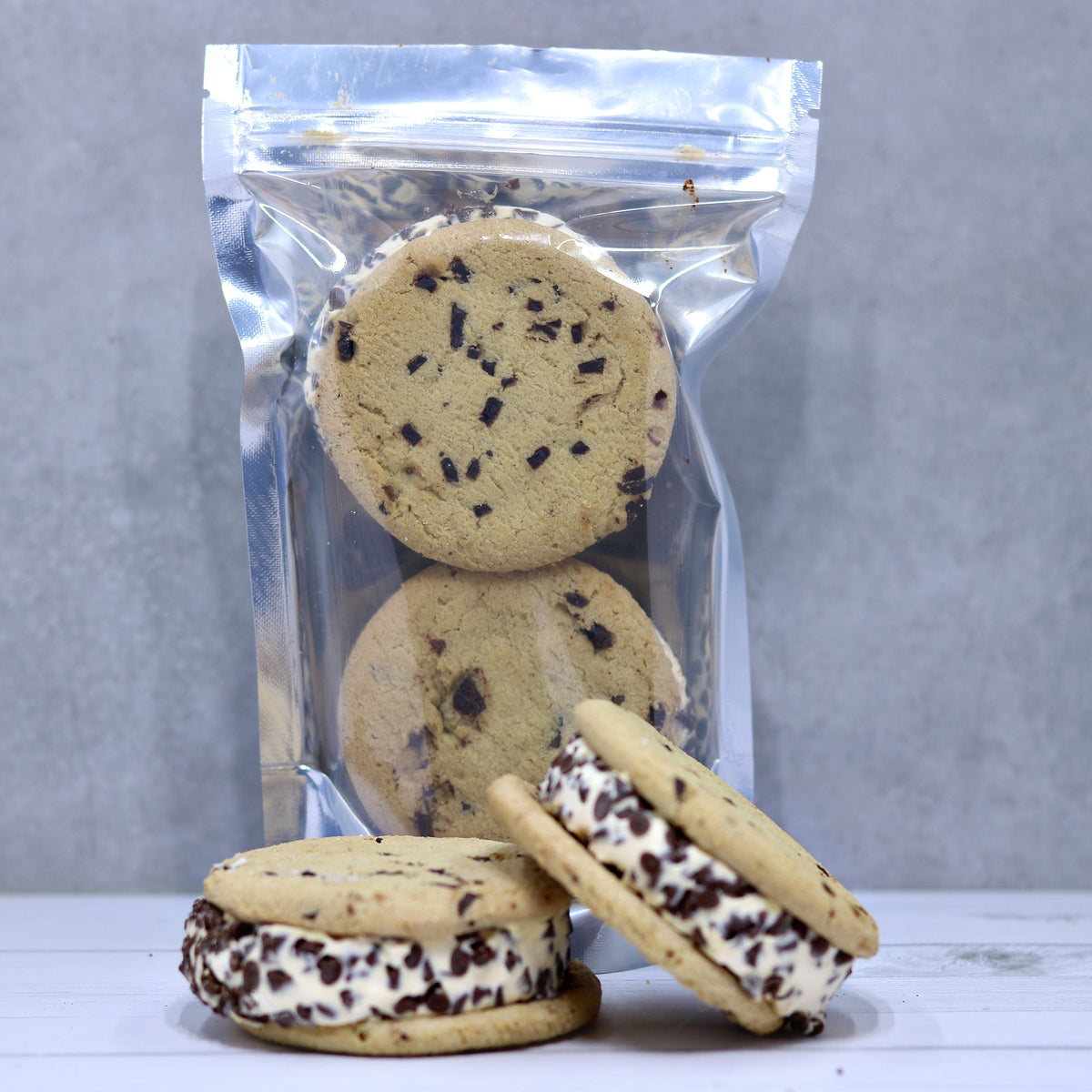 Sándwiches de helado con chispas de chocolate liofilizados