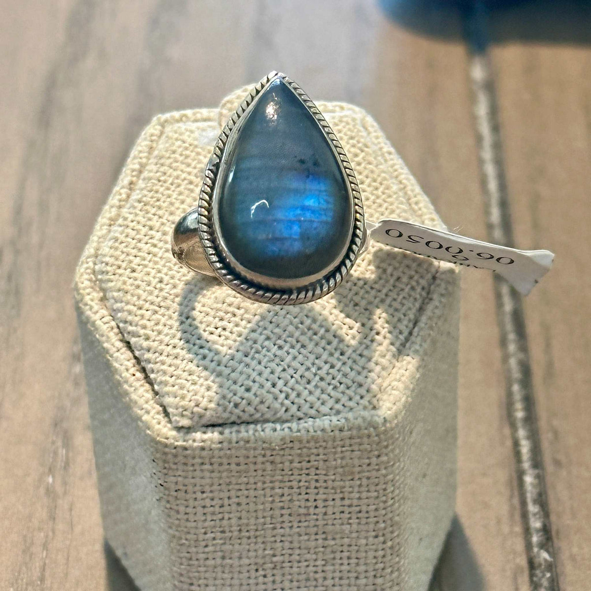 Anillo de labradorita en forma de lágrima y óvalo con doble reflejo – Plata de ley – Tallas 6 y 9