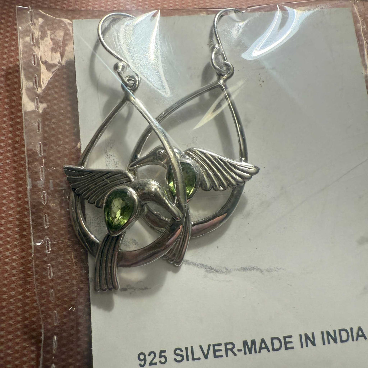 Pendientes de colibrí con piedras preciosas en plata de ley — Peridoto y granate