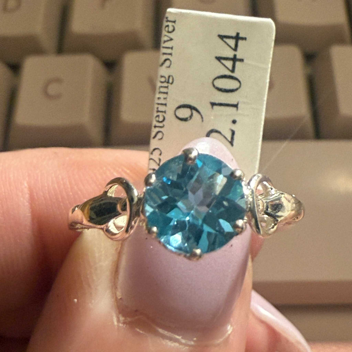 Anillo de plata de ley con topacio azul redondo y detalles de volutas (talla 9)