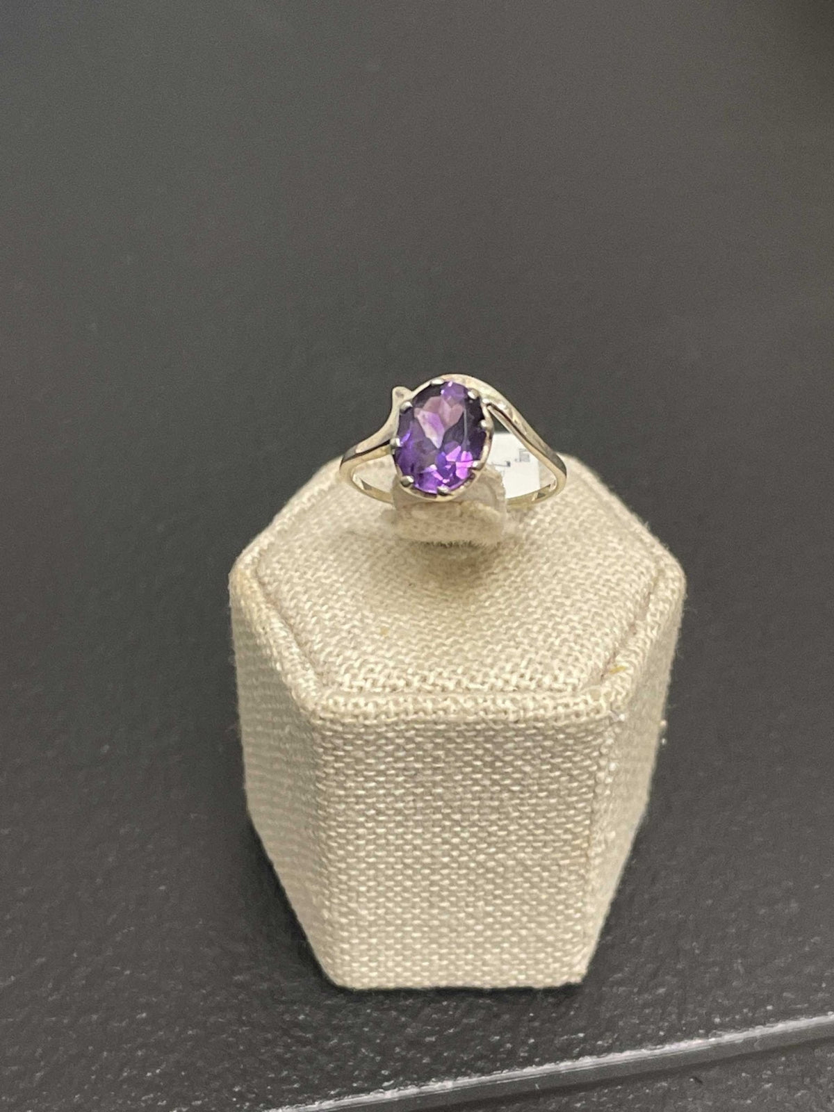 Anillo de amatista- “Guiño místico”