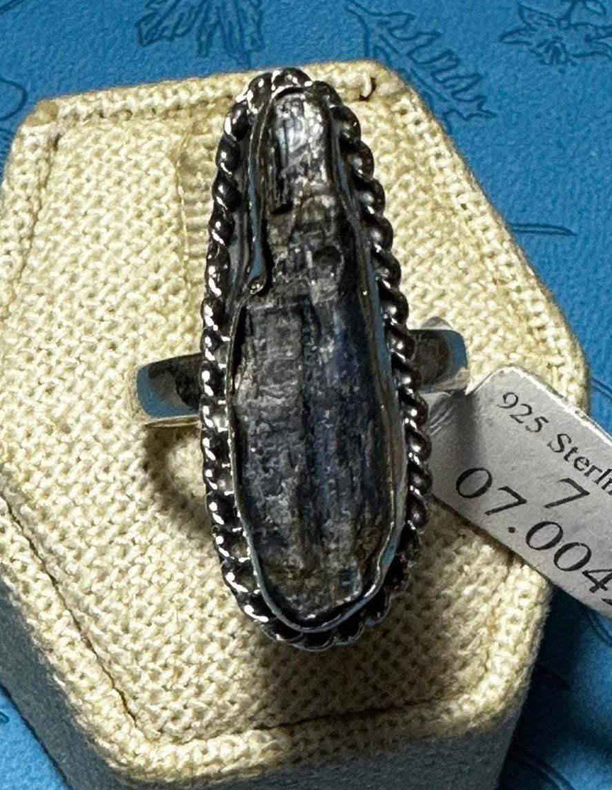 Anillo de cianita azul en bruto (07.0042)