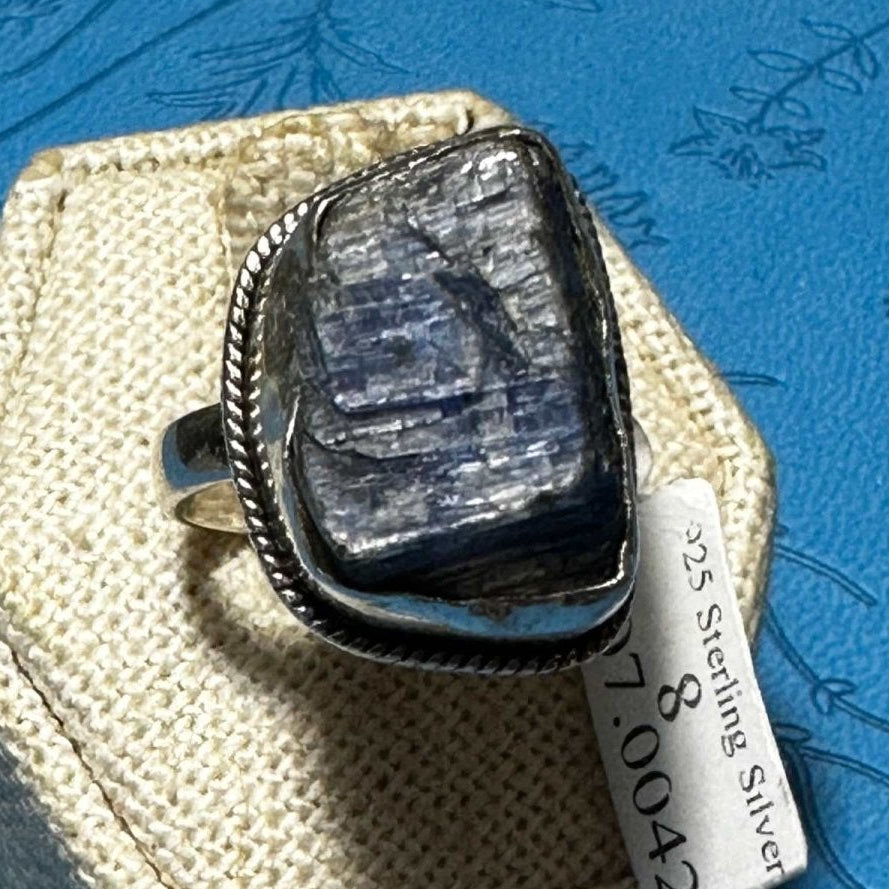 Anillo de cianita azul en bruto (07.0042)