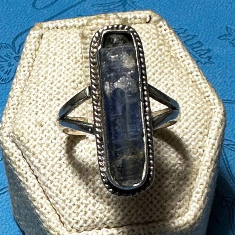 Anillo de cianita azul en bruto (07.0042)