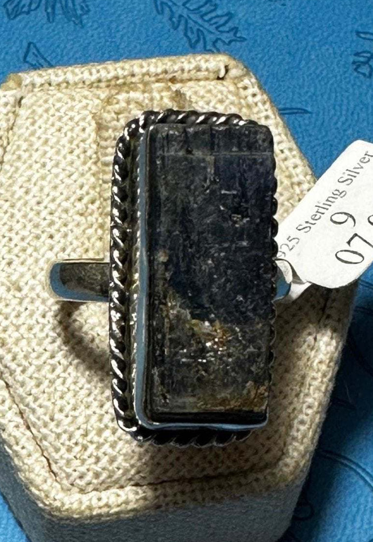 Anillo de cianita azul en bruto (07.0042)