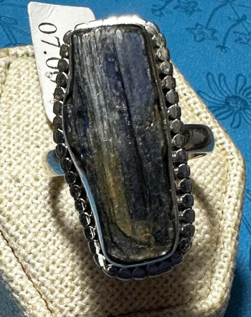 Anillo de cianita azul en bruto (07.0042)