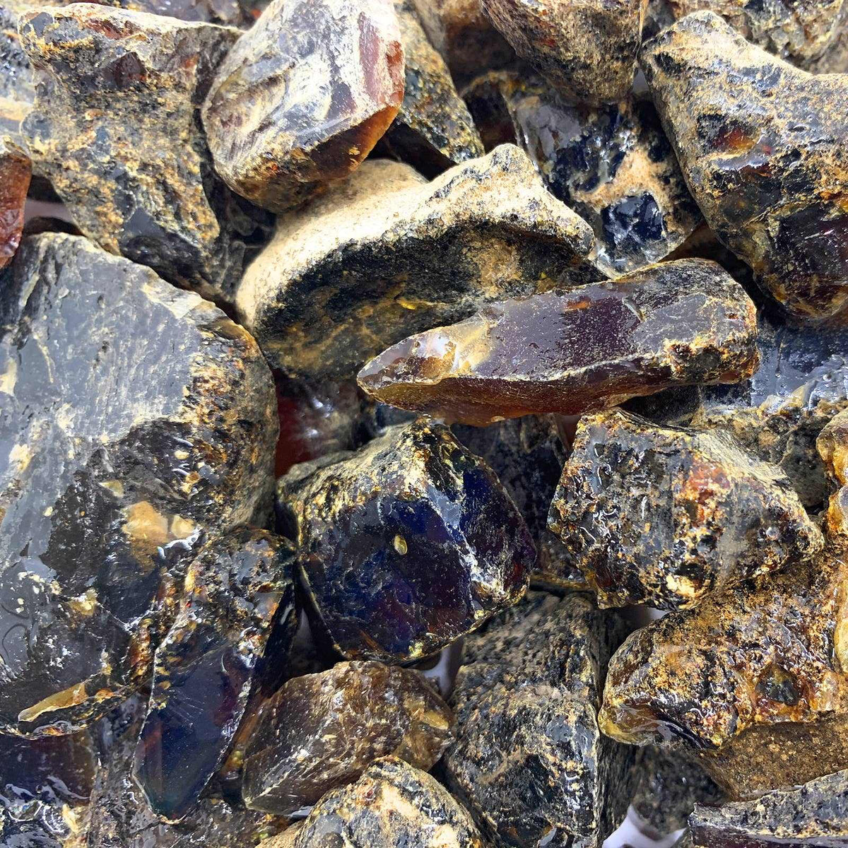 Ámbar dorado de superficie rugosa – Piedra en bruto de Indonesia