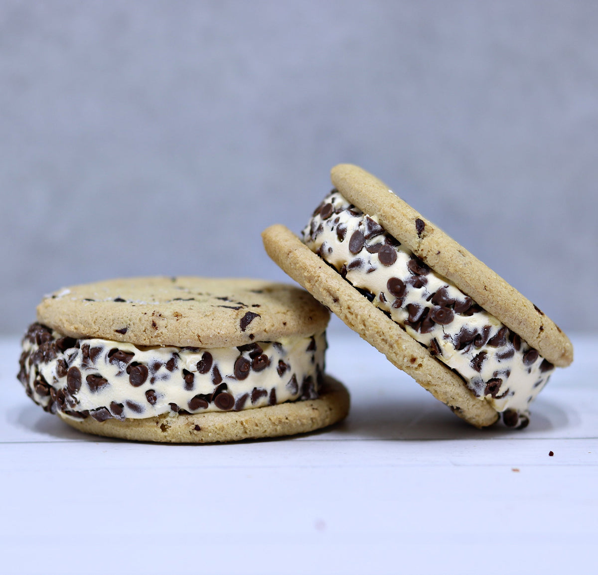 Sándwiches de helado con chispas de chocolate liofilizados