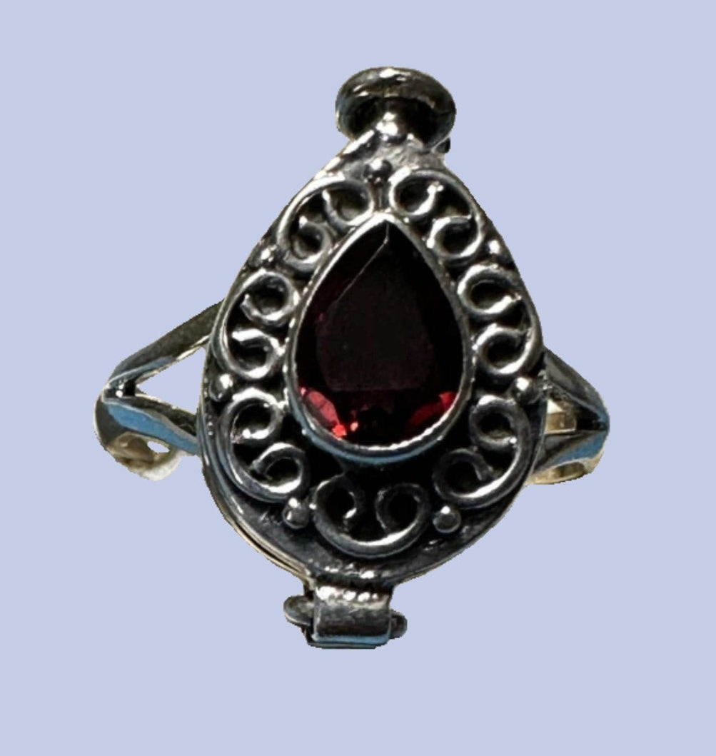 Anillo venenoso con piedra preciosa 04.2036