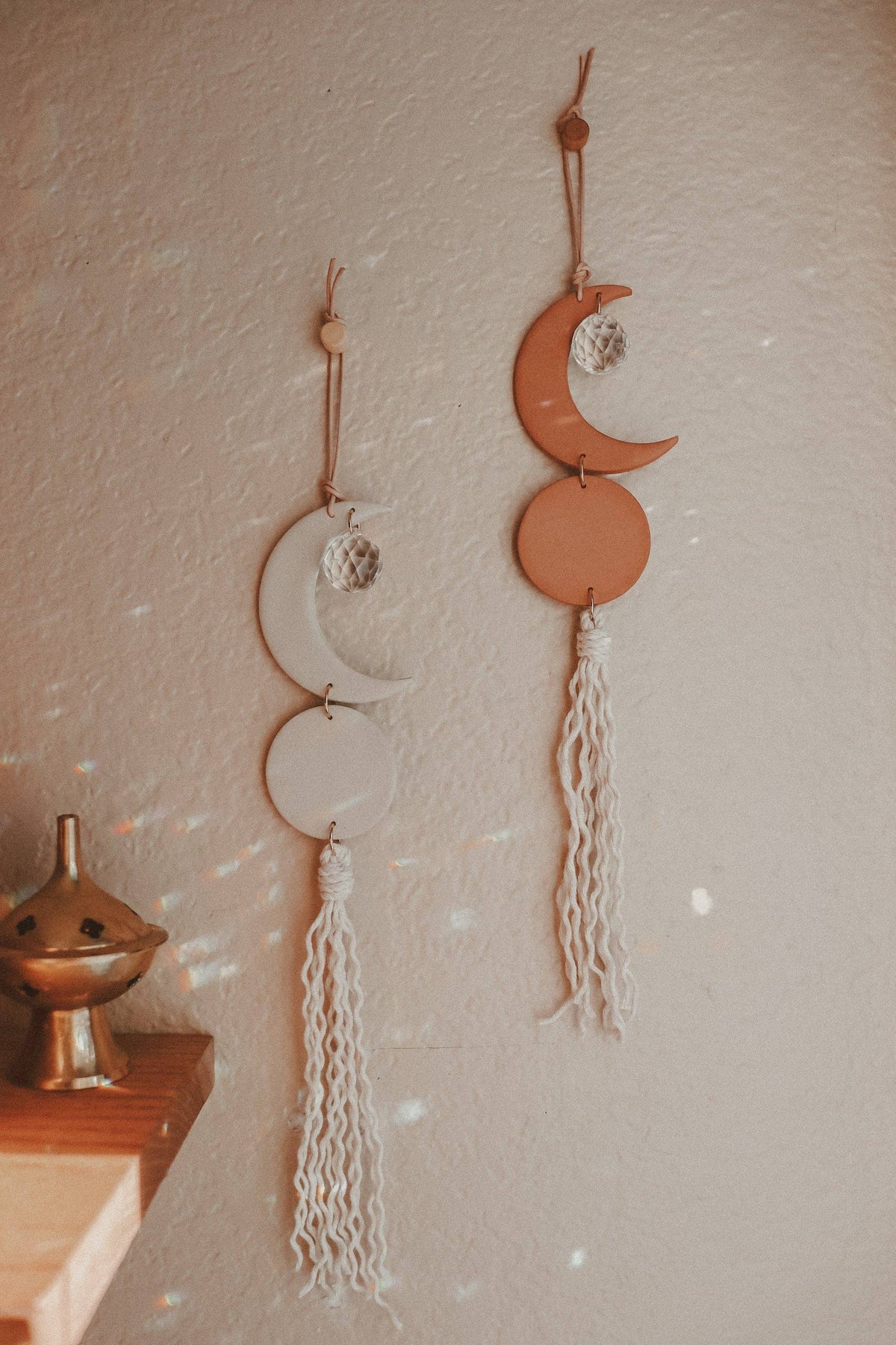 Atrapasoles de arcilla con luna creciente