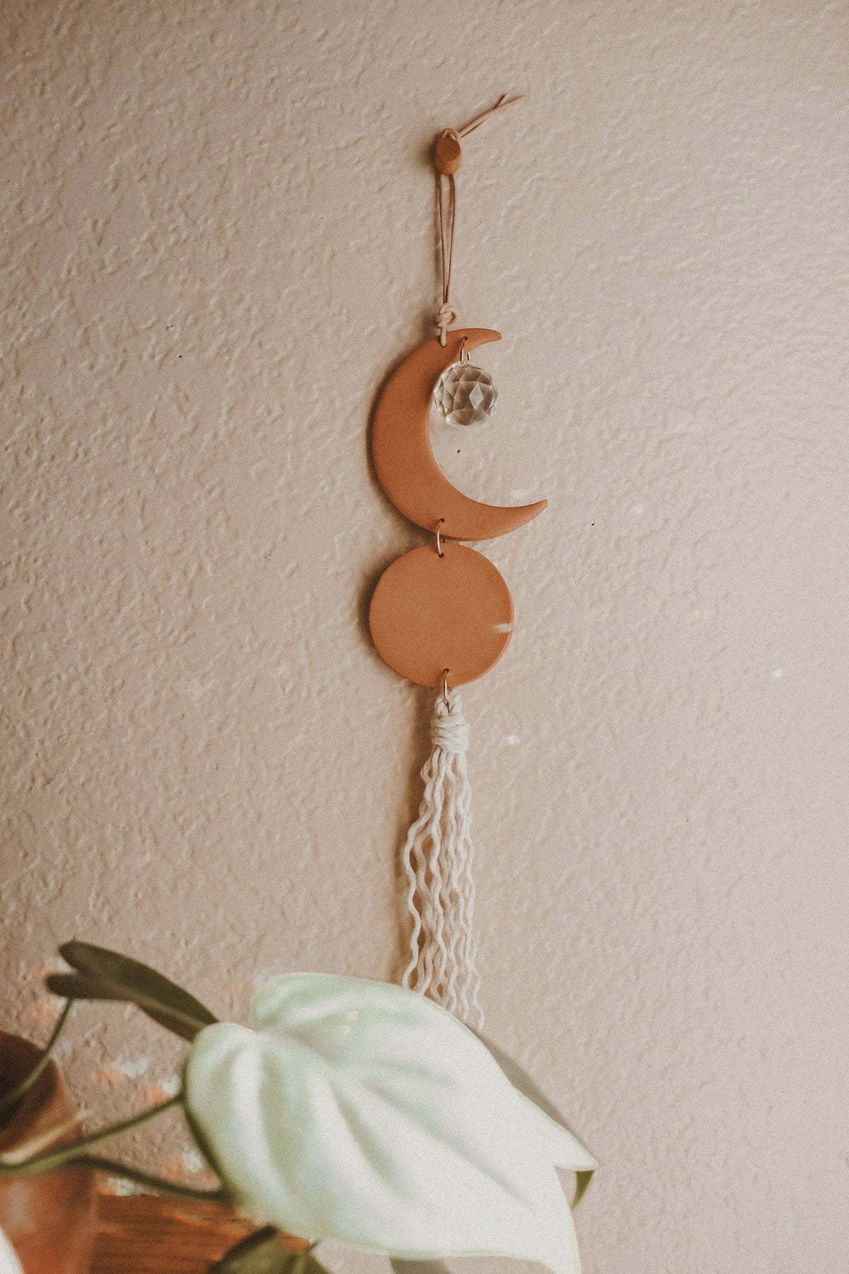 Atrapasoles de arcilla con luna creciente