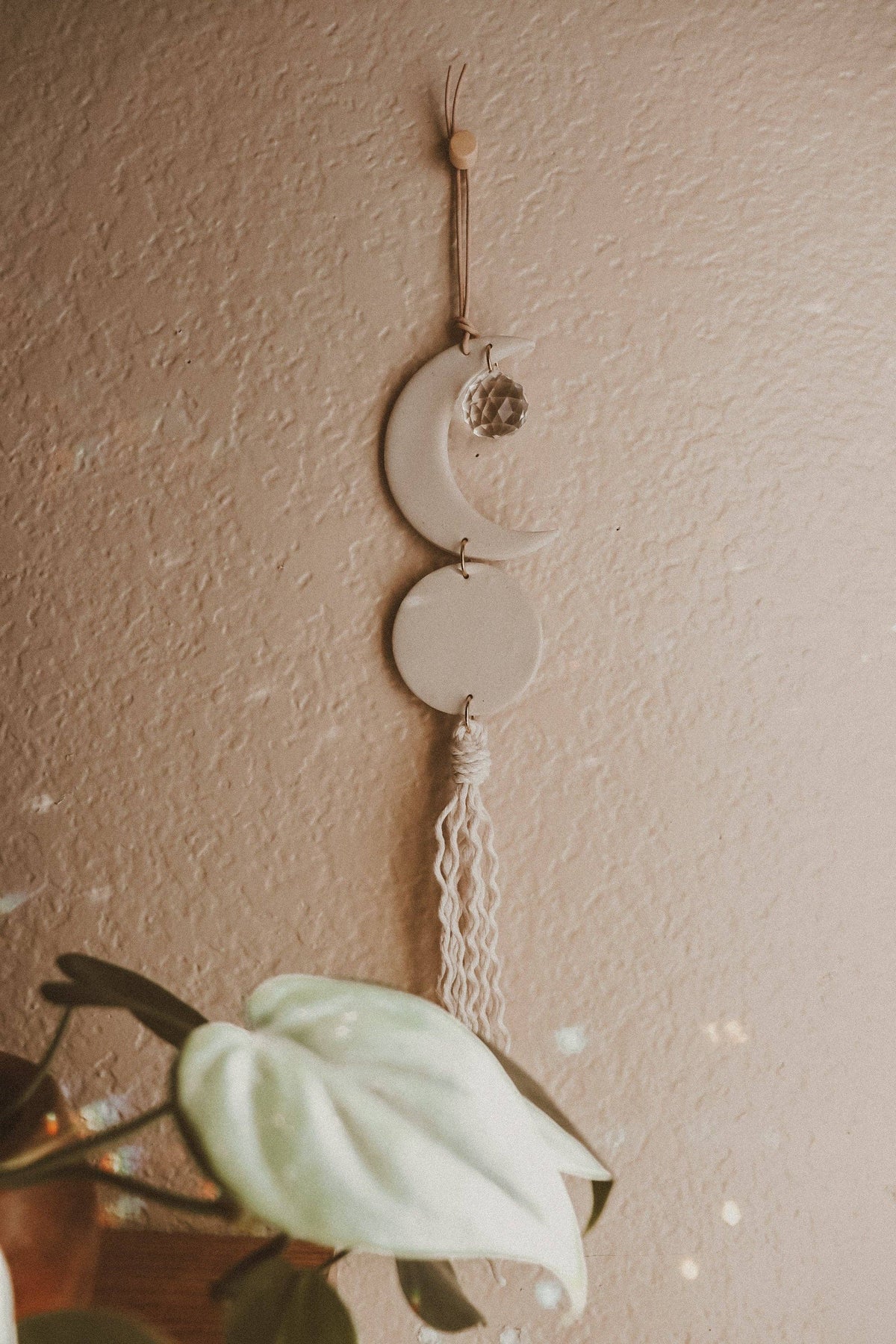 Atrapasoles de arcilla con luna creciente