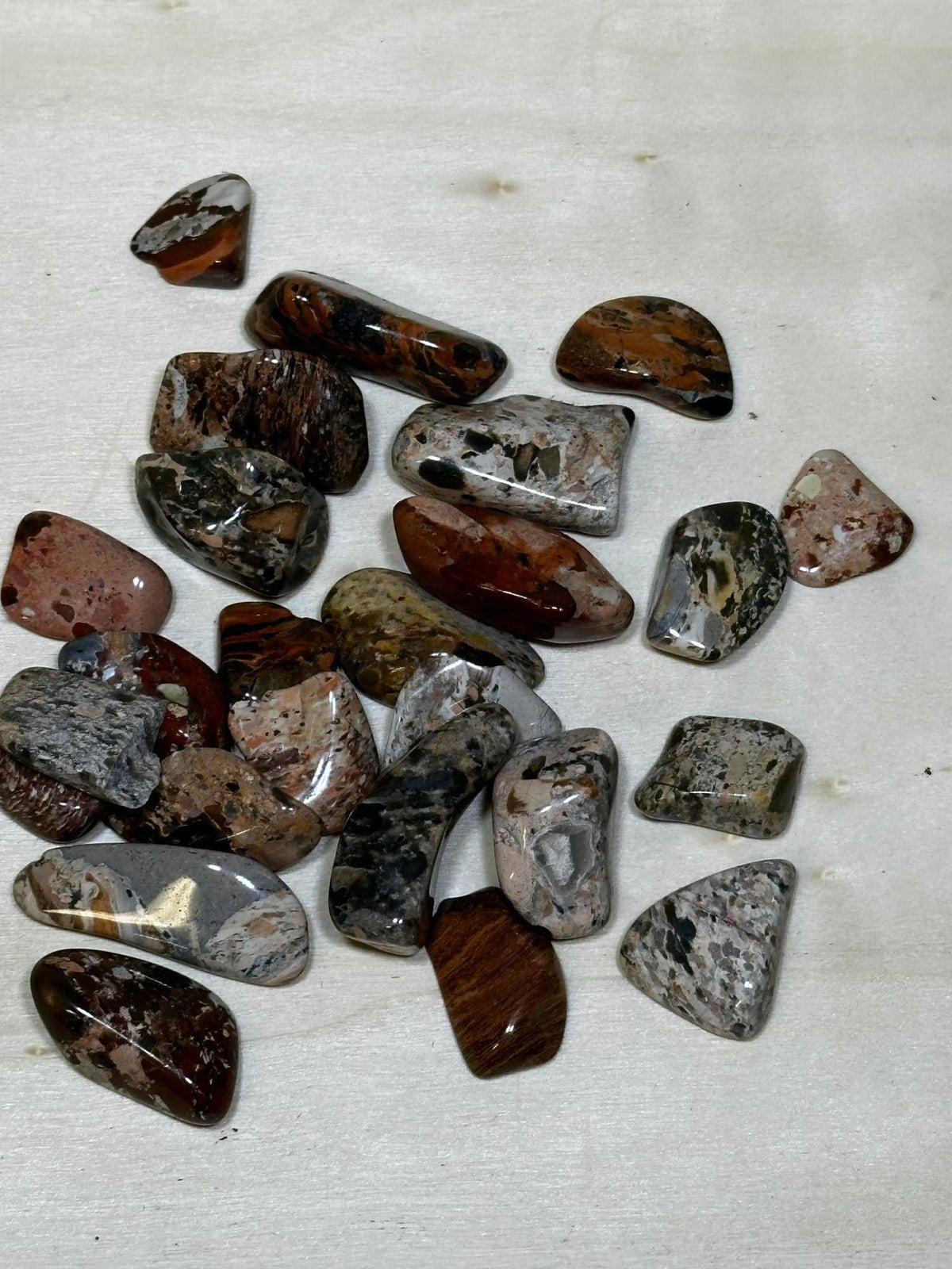 Piedra de jaspe brechado pulida en rodillo