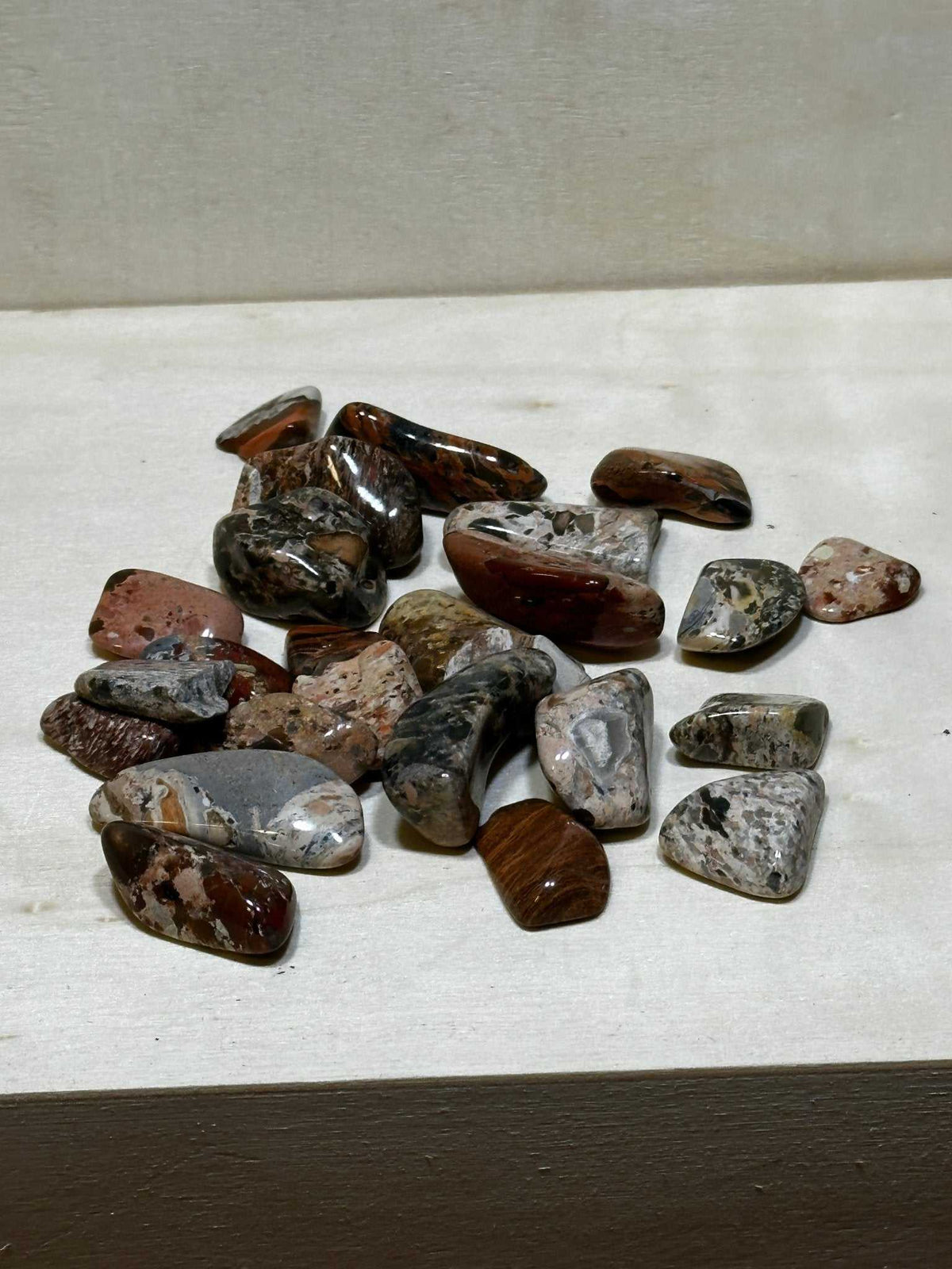 Piedra de jaspe brechado pulida en rodillo