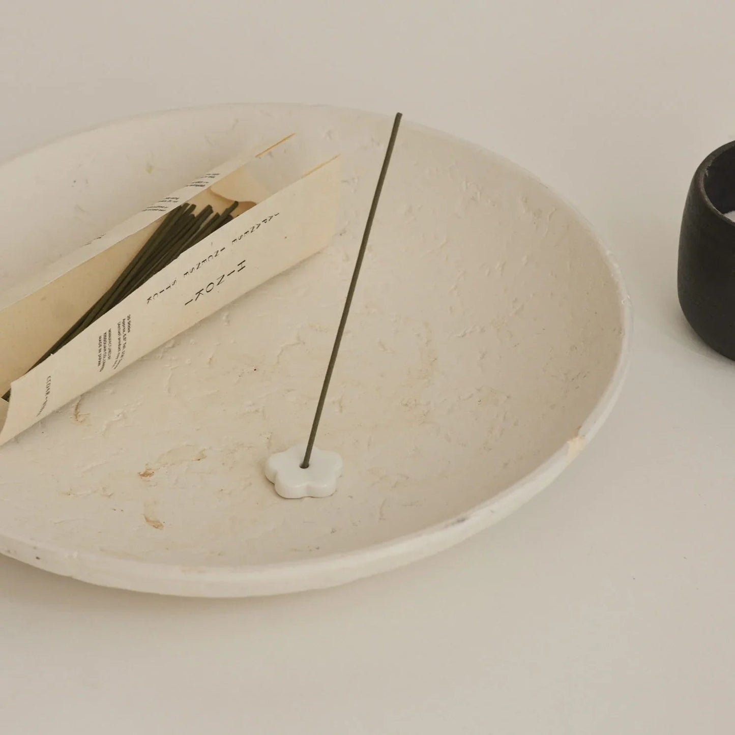 Hinoki Japanese Incense Stick Set – 30 Sticks with Ceramic Holder