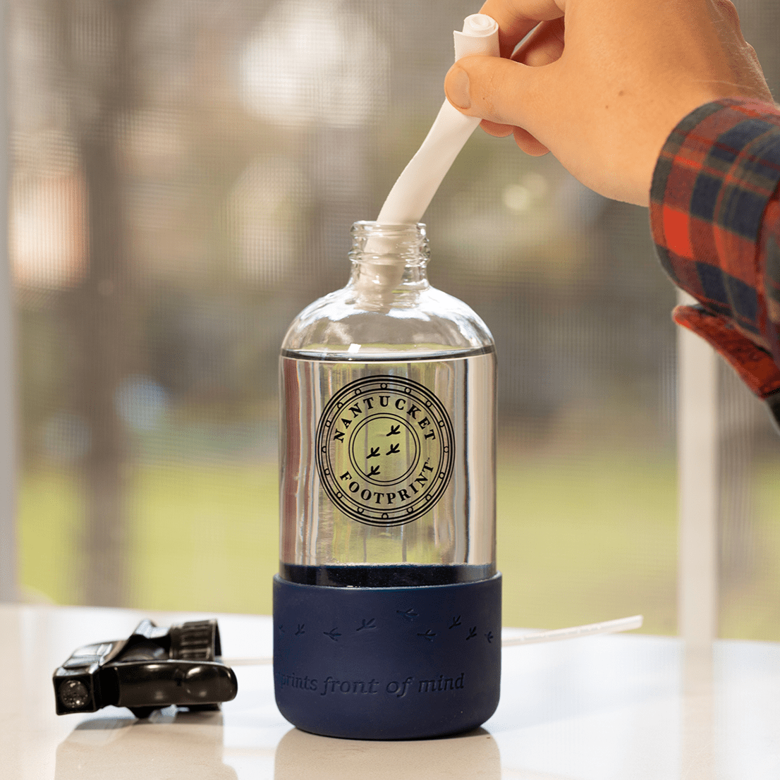 Botella pulverizadora de vidrio reutilizable de 16 oz (vacía) con base acolchada de silicona