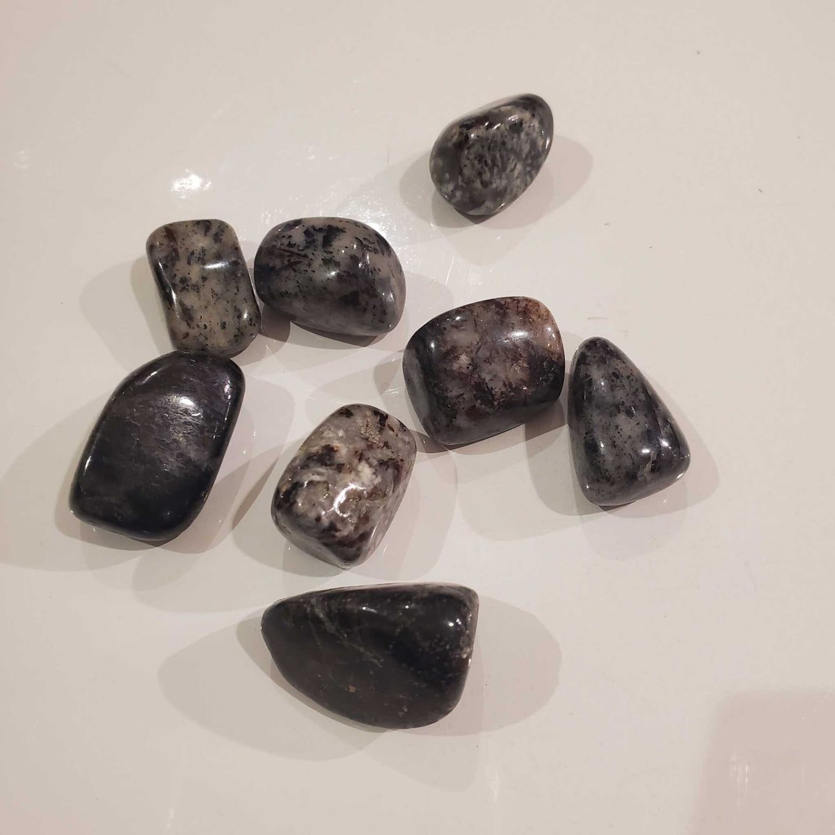 Piedra de bolsillo de astrofilitas rodadas