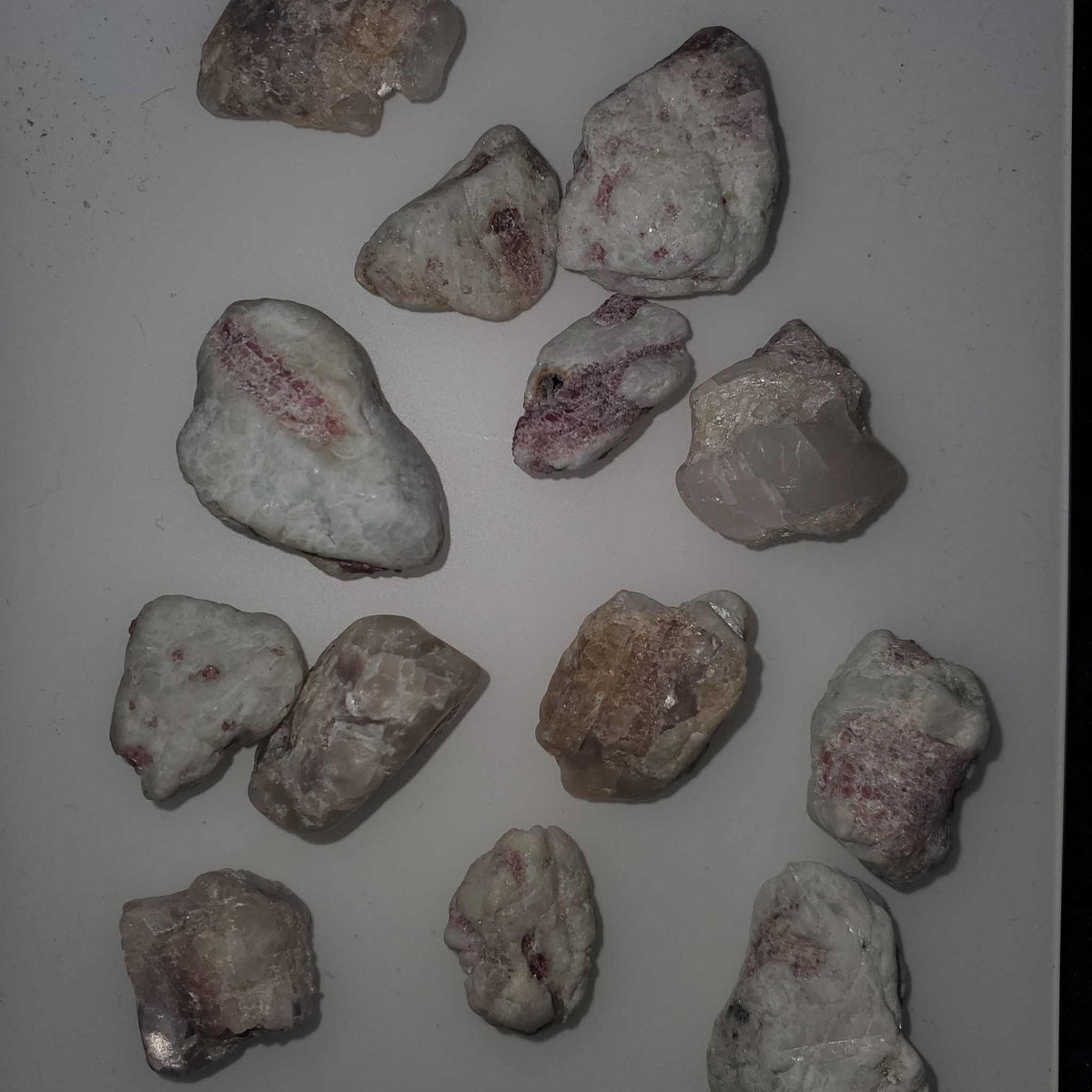 Piedra en bruto de turmalina rosa con cuarzo (en matriz)