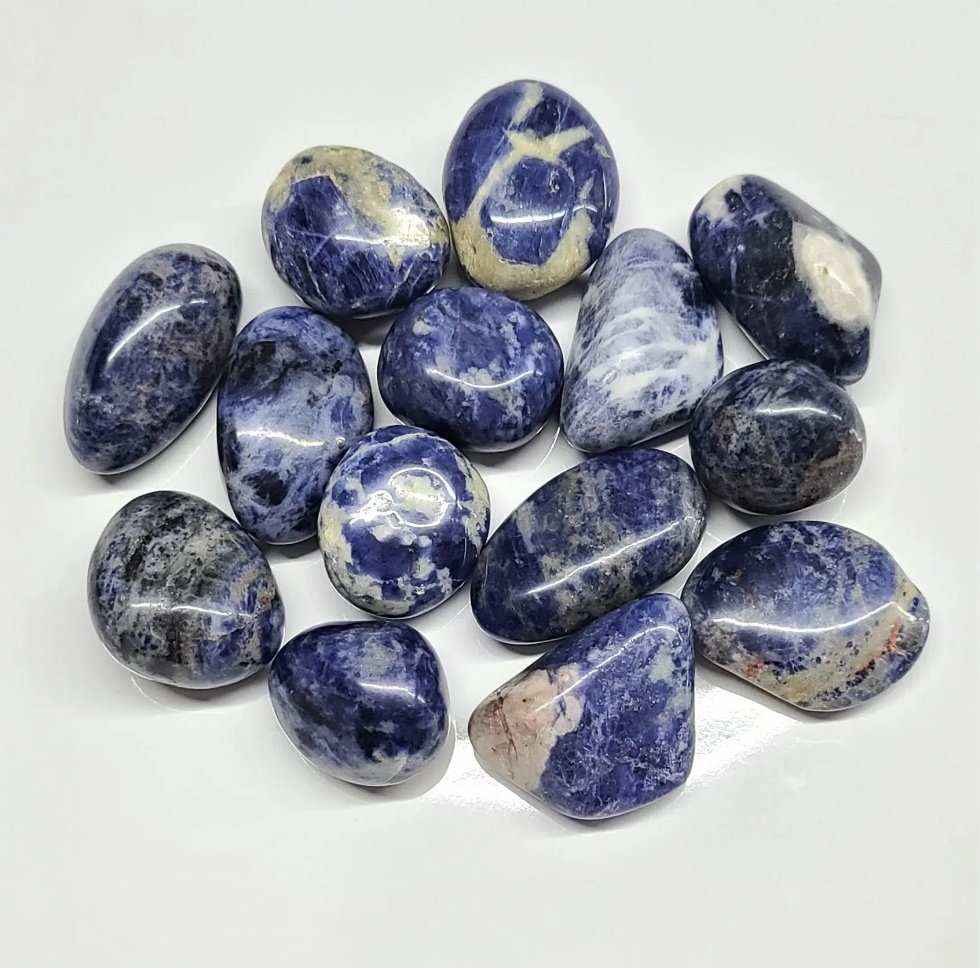 Piedra de bolsillo de sodalita pulida