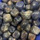Piedra de bolsillo de sodalita pulida
