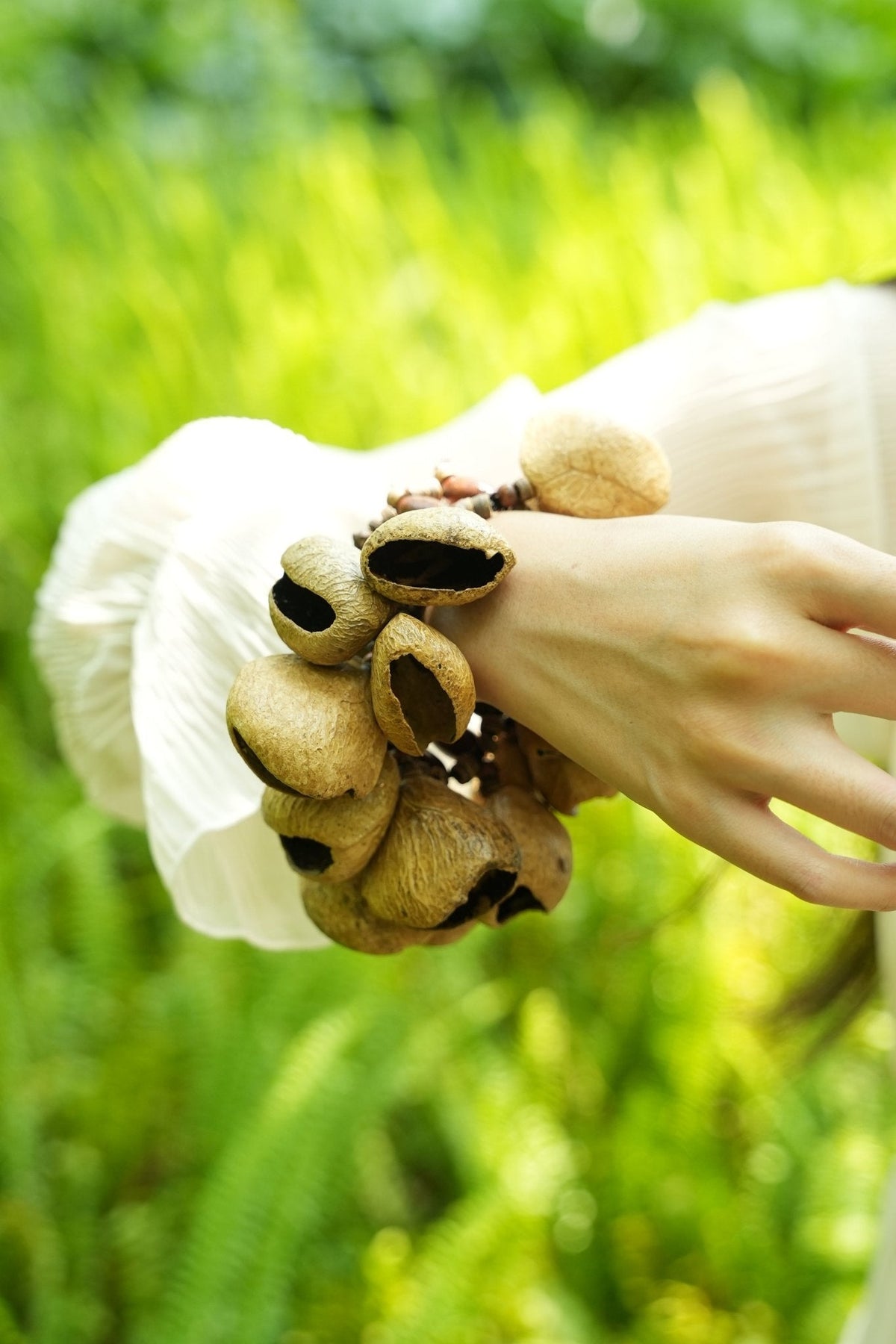 "El Ritmo del Bosque" - Sonaja de pulsera de semillas naturales y brazalete de percusión