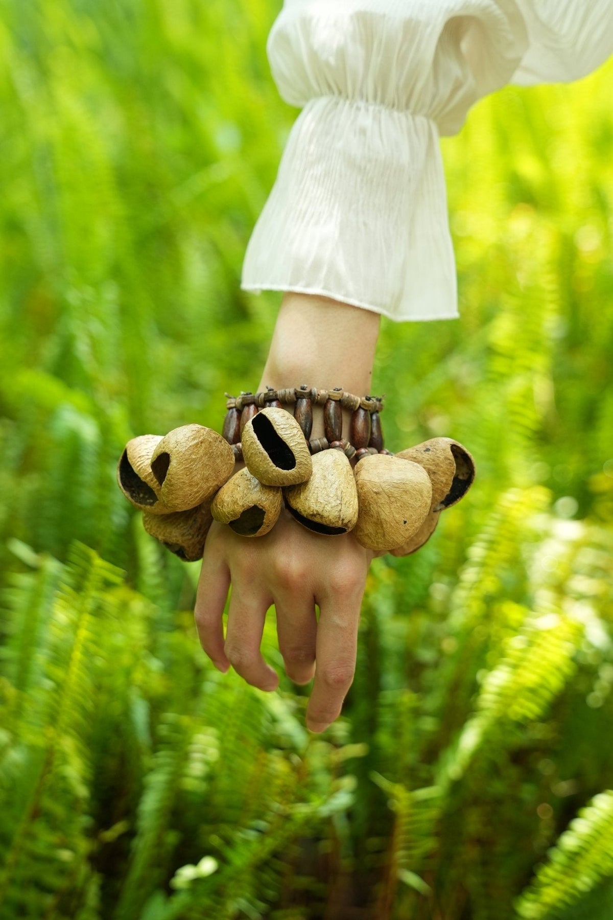 "El Ritmo del Bosque" - Sonaja de pulsera de semillas naturales y brazalete de percusión